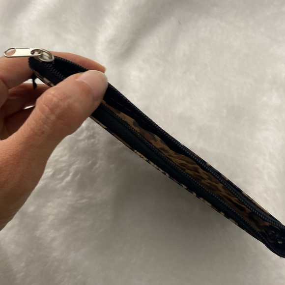 Leopard print cosmetic pouch - Picture 6 of 16